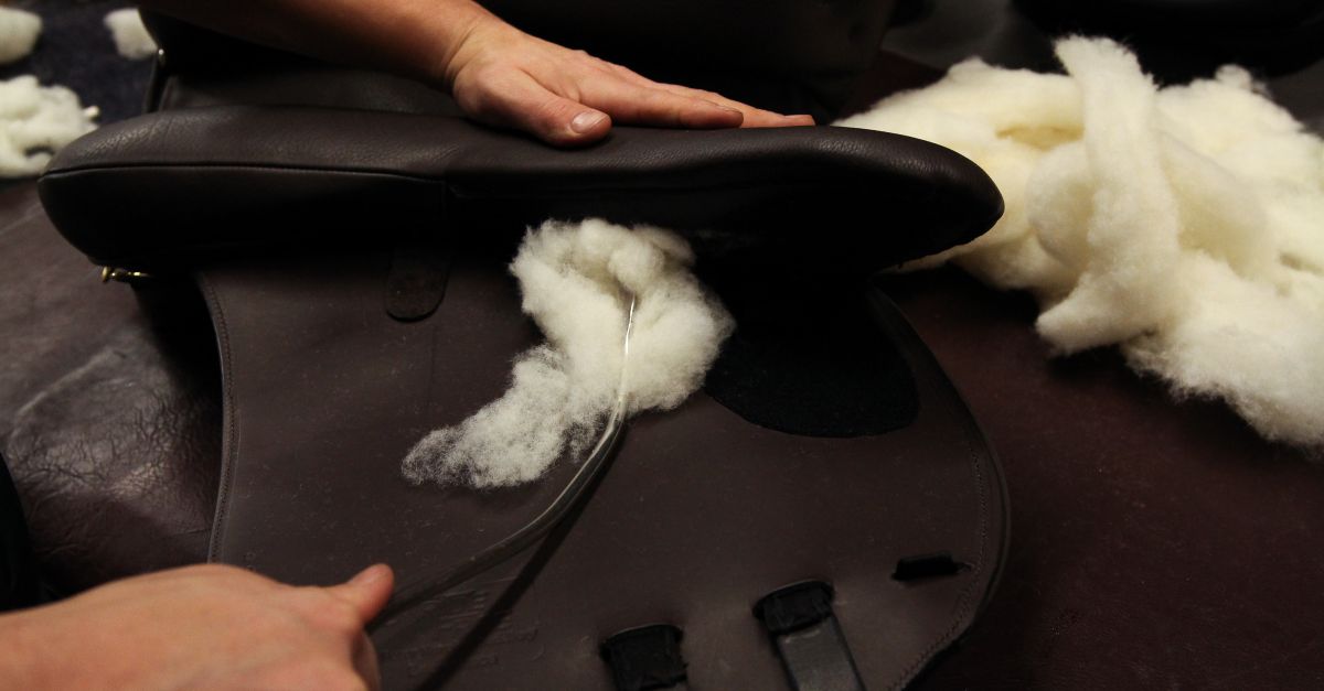 THE BENEFITS OF WOOL FLOCKED PANELS Peter Horobin Saddlery